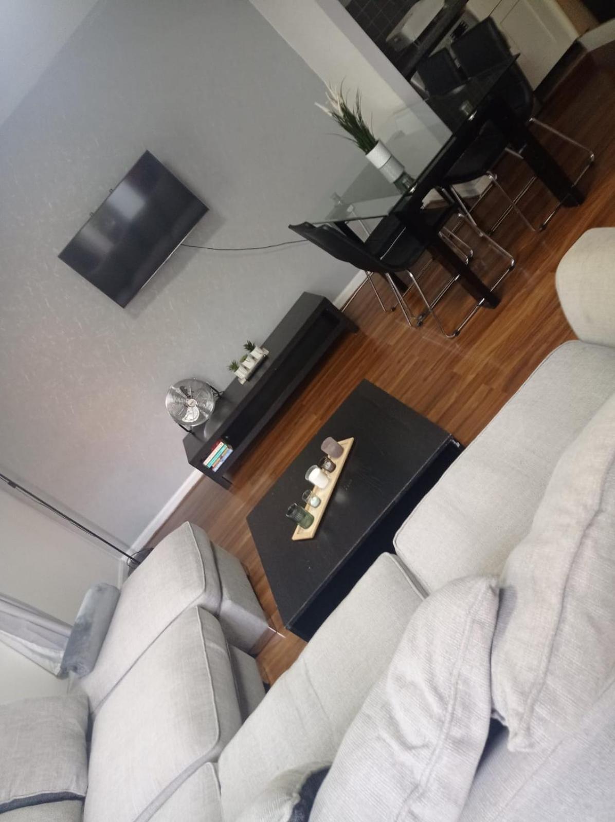 Seven Suites - Beautiful 2-Bed Apartment With Parking In Watford Central Exterior foto